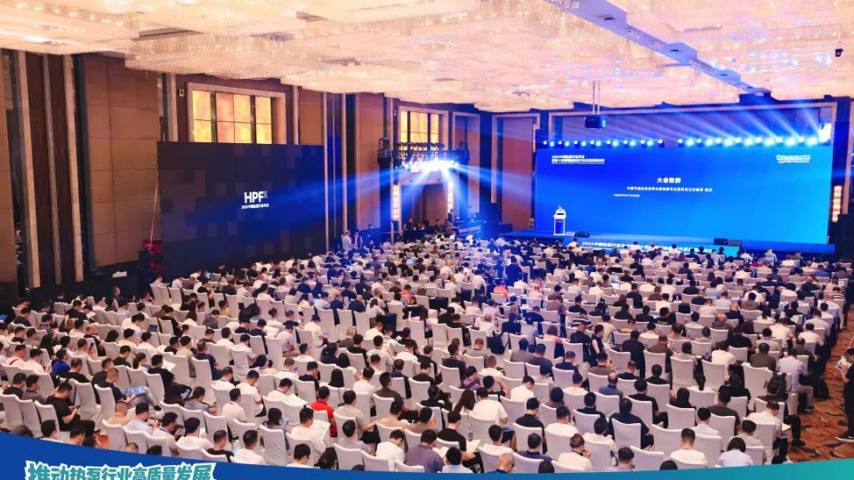 太陽雨空氣能包攬2025中國熱泵行業(yè)年會(huì)&ldquo;領(lǐng)軍品牌&rdquo;等多項(xiàng)大獎(jiǎng)！